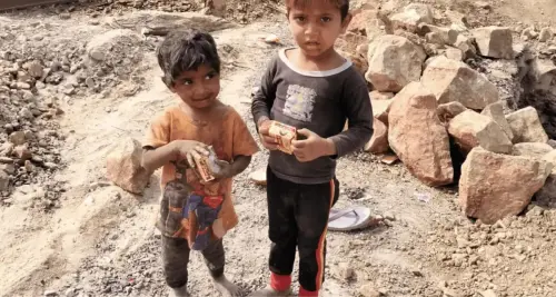 फ़ूड पैकेट वितरण